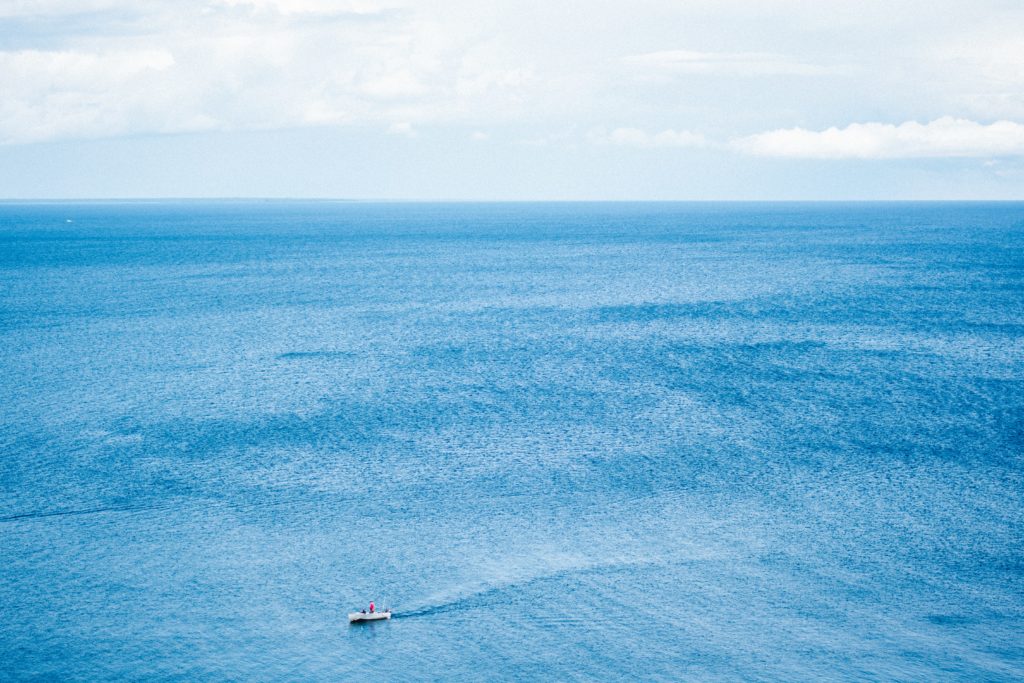 Pourquoi la mer est bleue ? - France Bleu