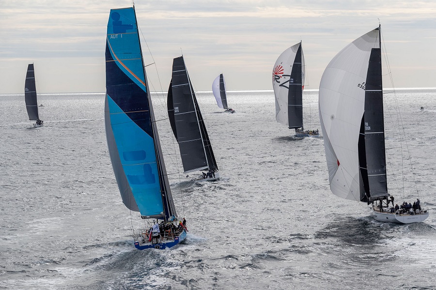 Les bateaux participant aux Voiles de Saint-Tropez en action