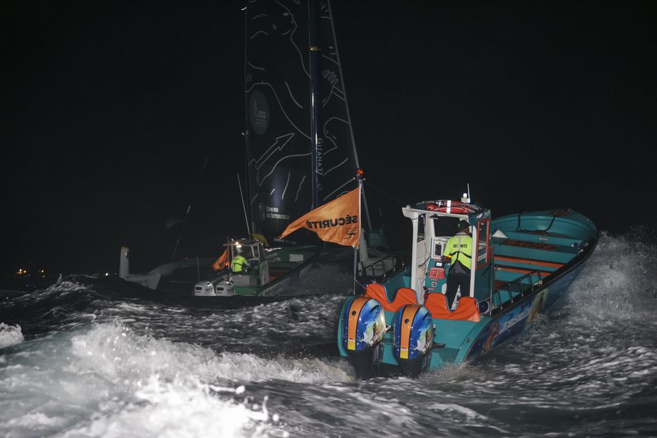 un bateau chavire à l'arrivée