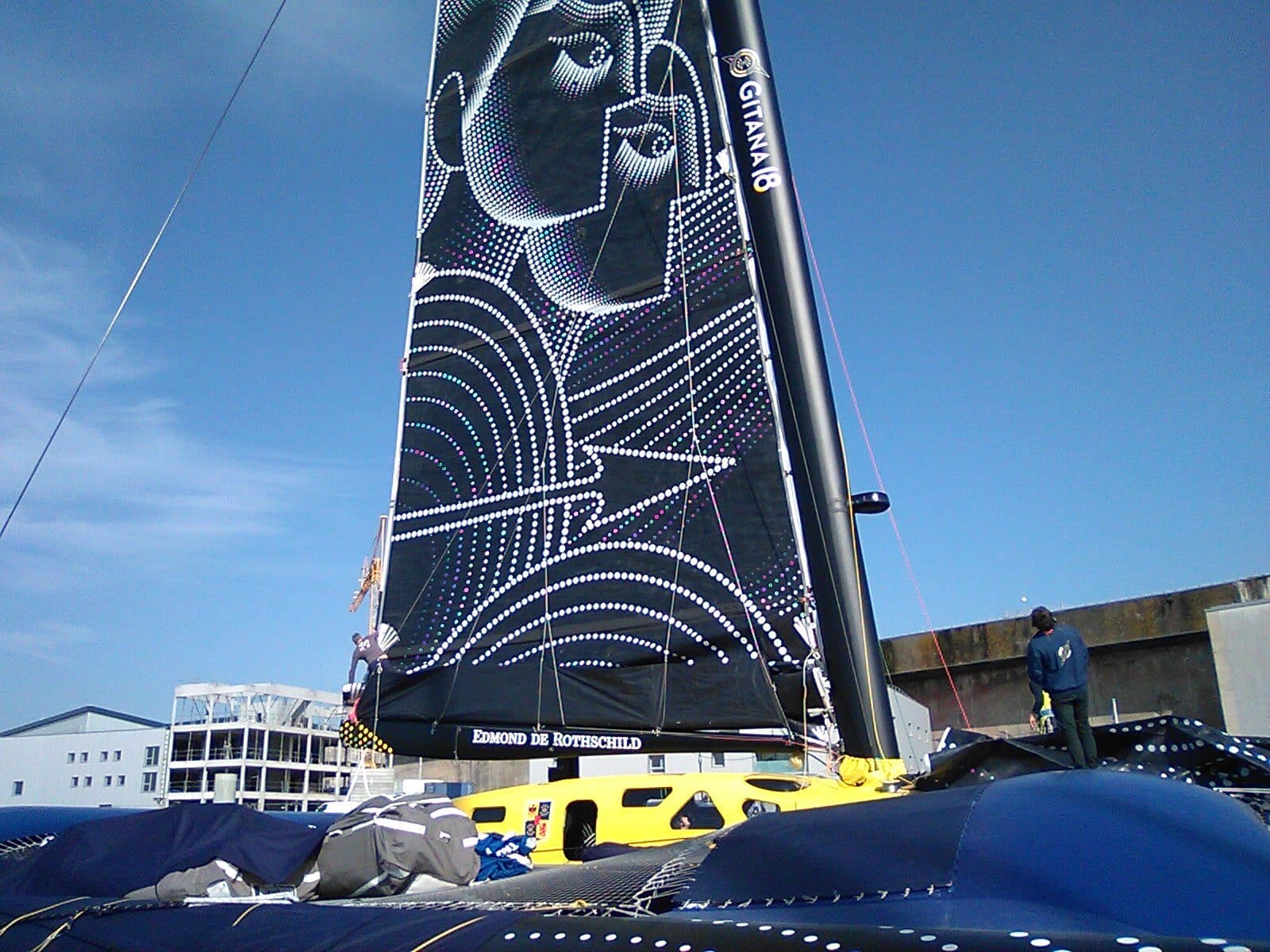 Le trimaran Ultim Gitana 18, Maxi Edmond de Rothschild, amarré à Lorient après sa mise à l'eau en 2026