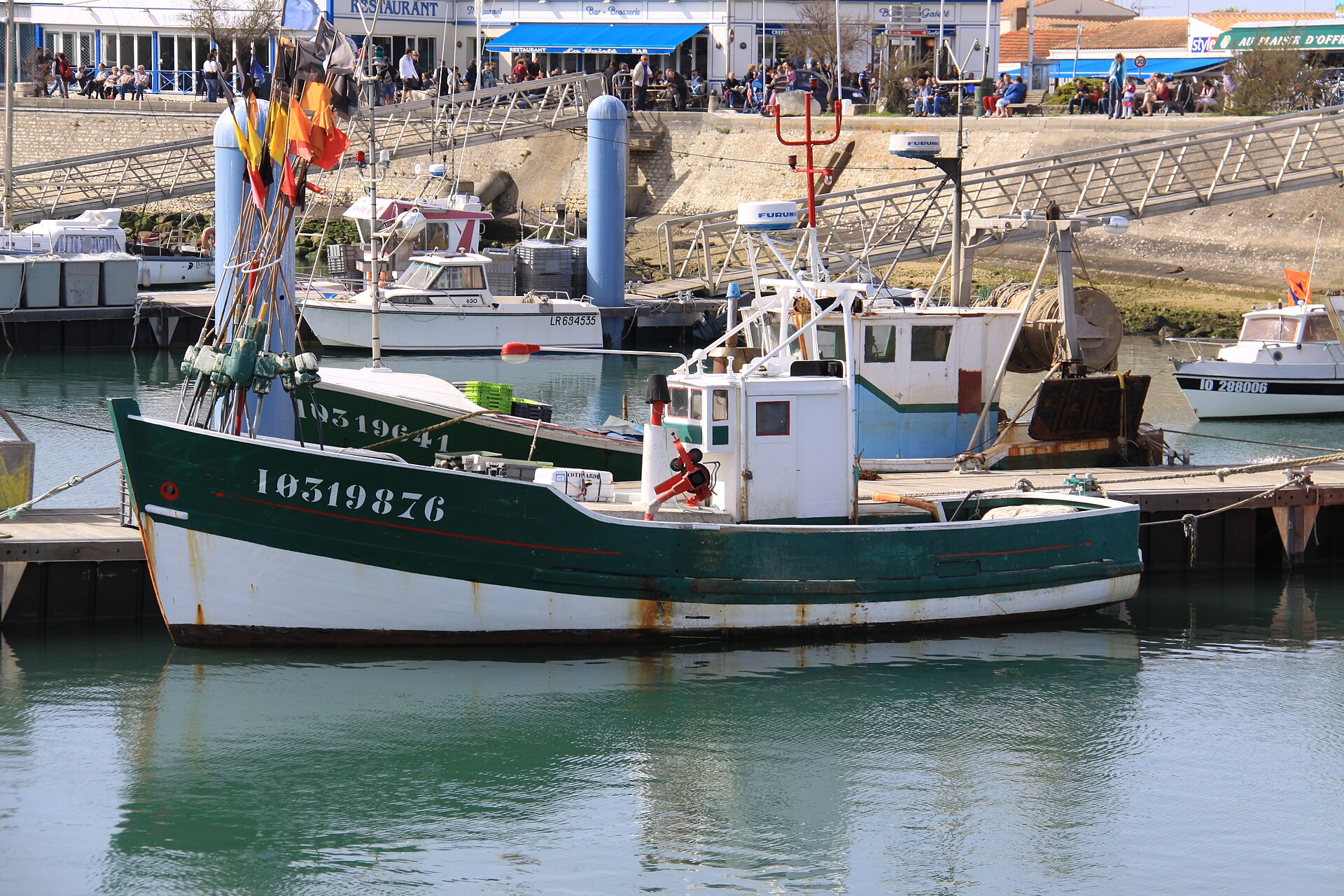 Petit bateau de pêche ligneur à coque verte et blanche amarré au ponton du port de La Cotinière sur l'île d'Oléron