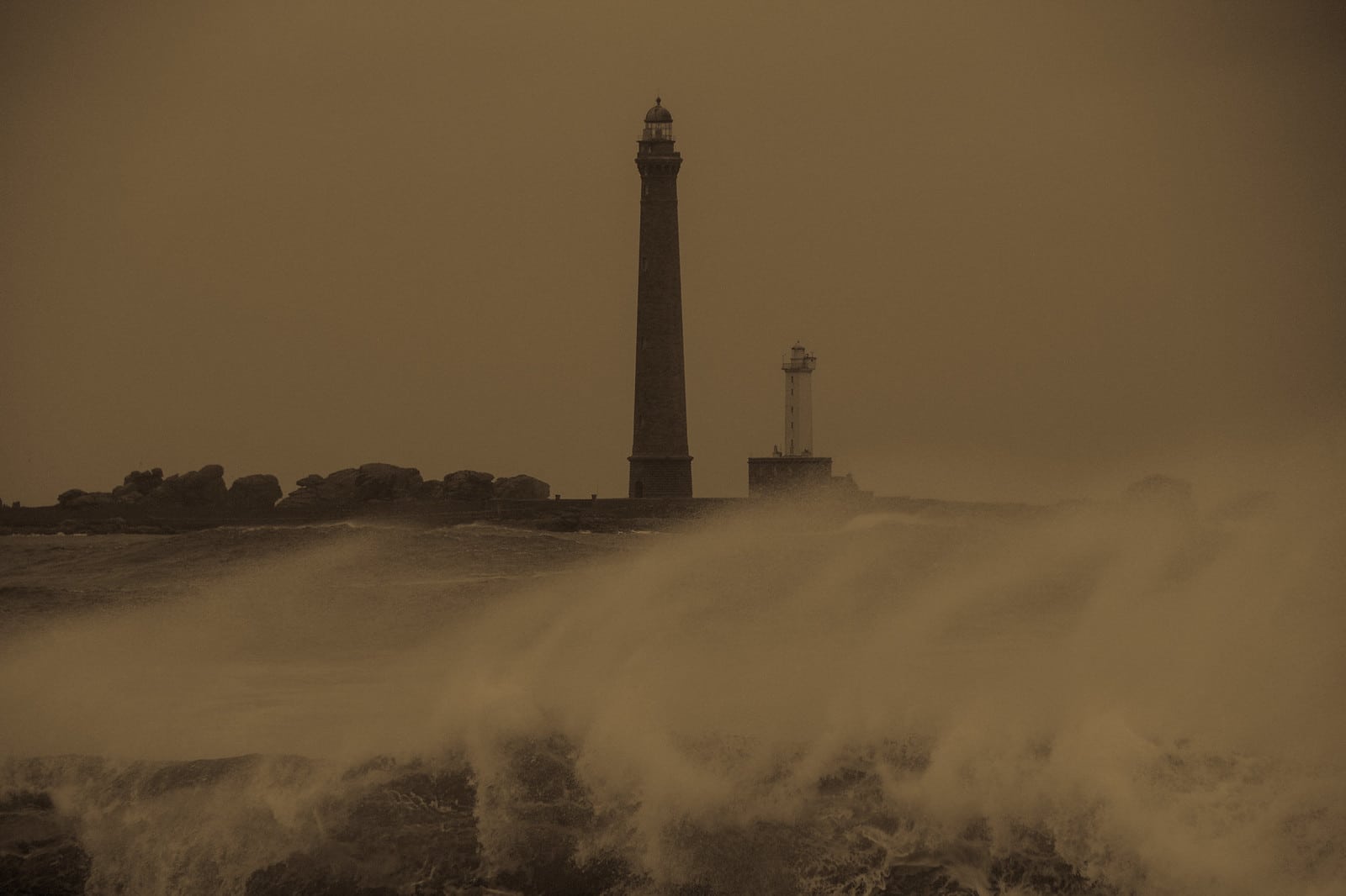 Le phare de l'île Vierge, dans le Finistère nord, noyé dans les embruns d'une mer démontée