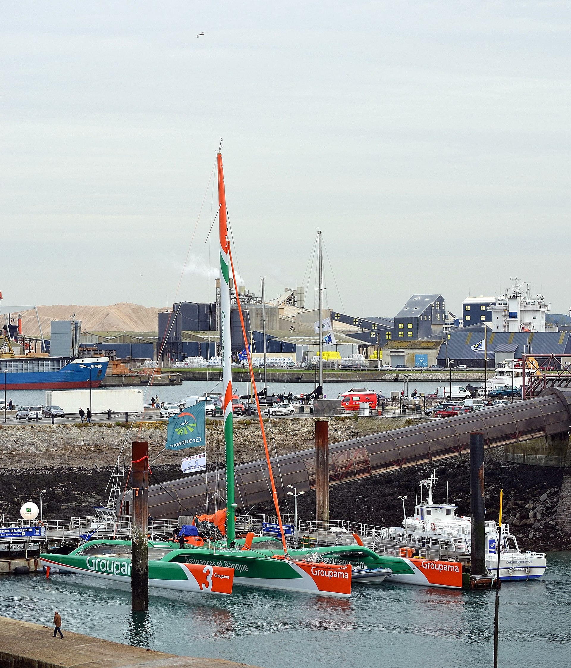 Le maxi-trimaran vert et orange Groupama 3, futur IDEC Sport, amarré dans le port de Saint-Malo avant la Route du Rhum 2010